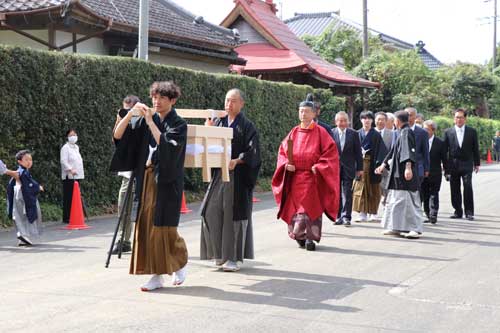 大井戸祭へ向かう神輿（舁夫は長岡・原宿区）