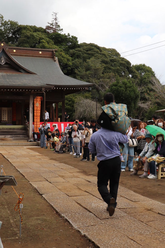 担がれて入場する殿様
