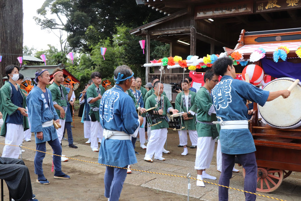 開門（羽織袴姿の門番と6尺棒を持つ案内役）