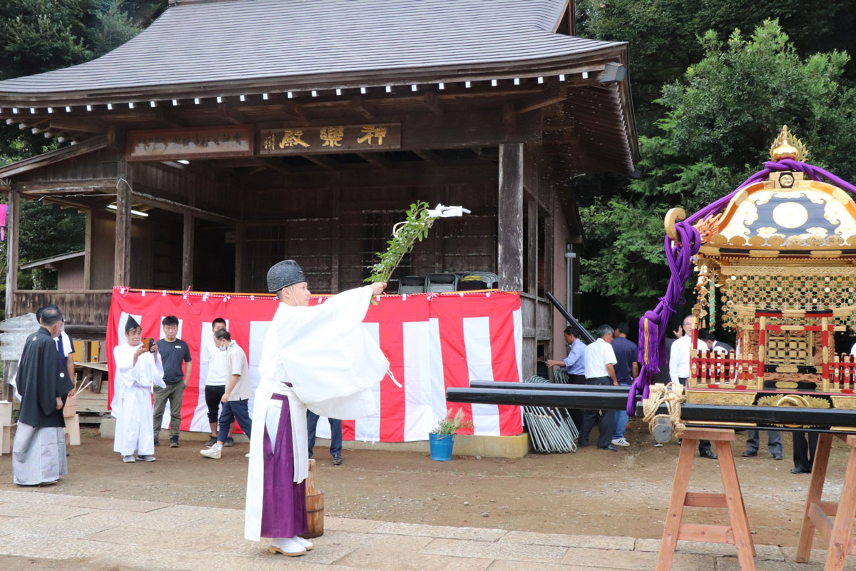 大井戸祭へ向かう神輿（舁夫は長岡・原宿区）