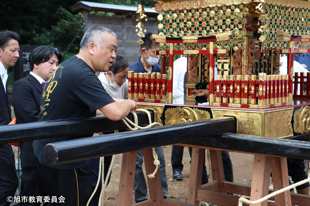 神輿の組み方を指導する菅谷敏明氏（10月1日）