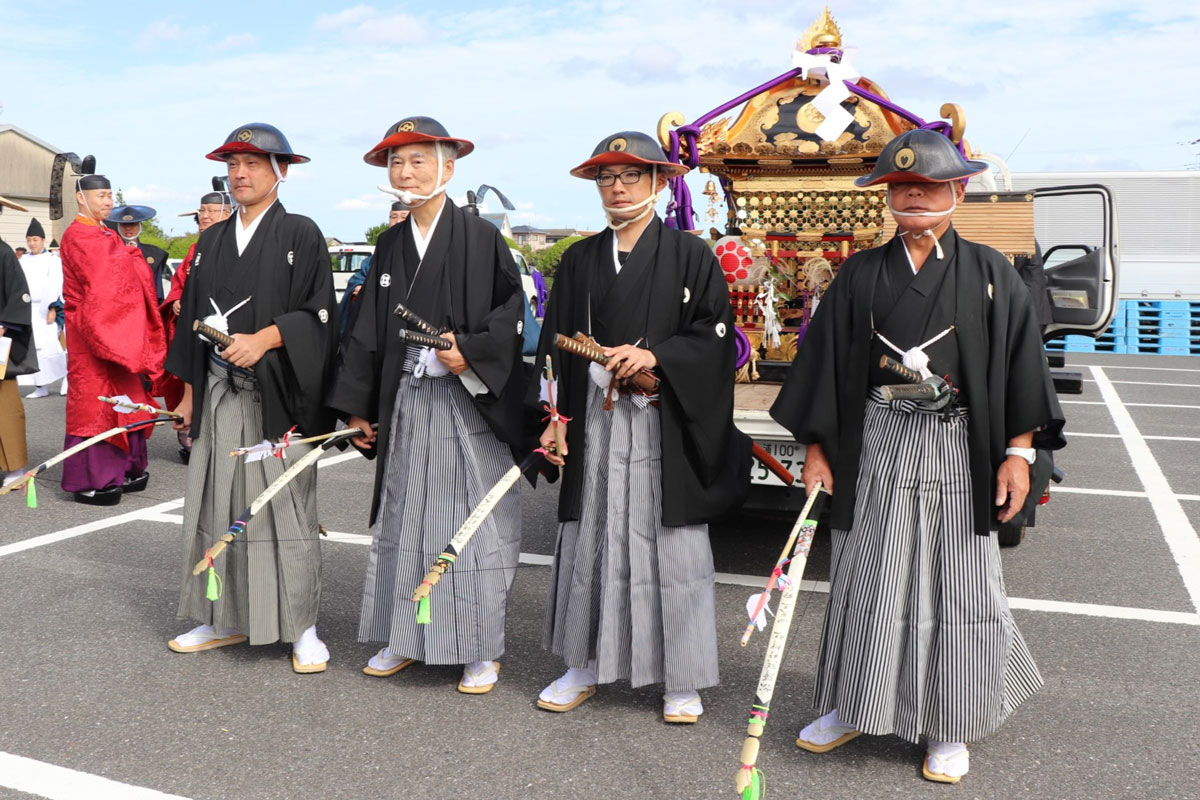 四方祓の弓矢を持ち召立を待つ