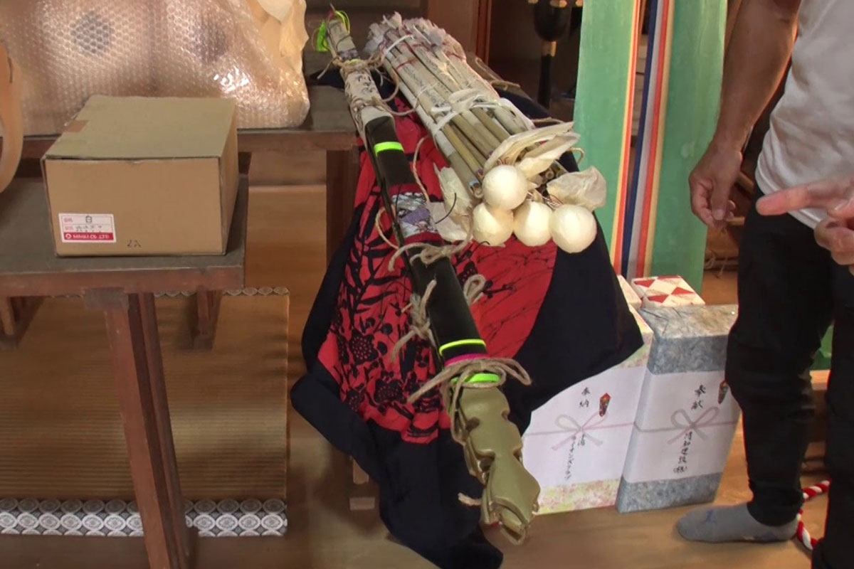 幸祭に先立って熊野神社に奉納され御神矢と弓