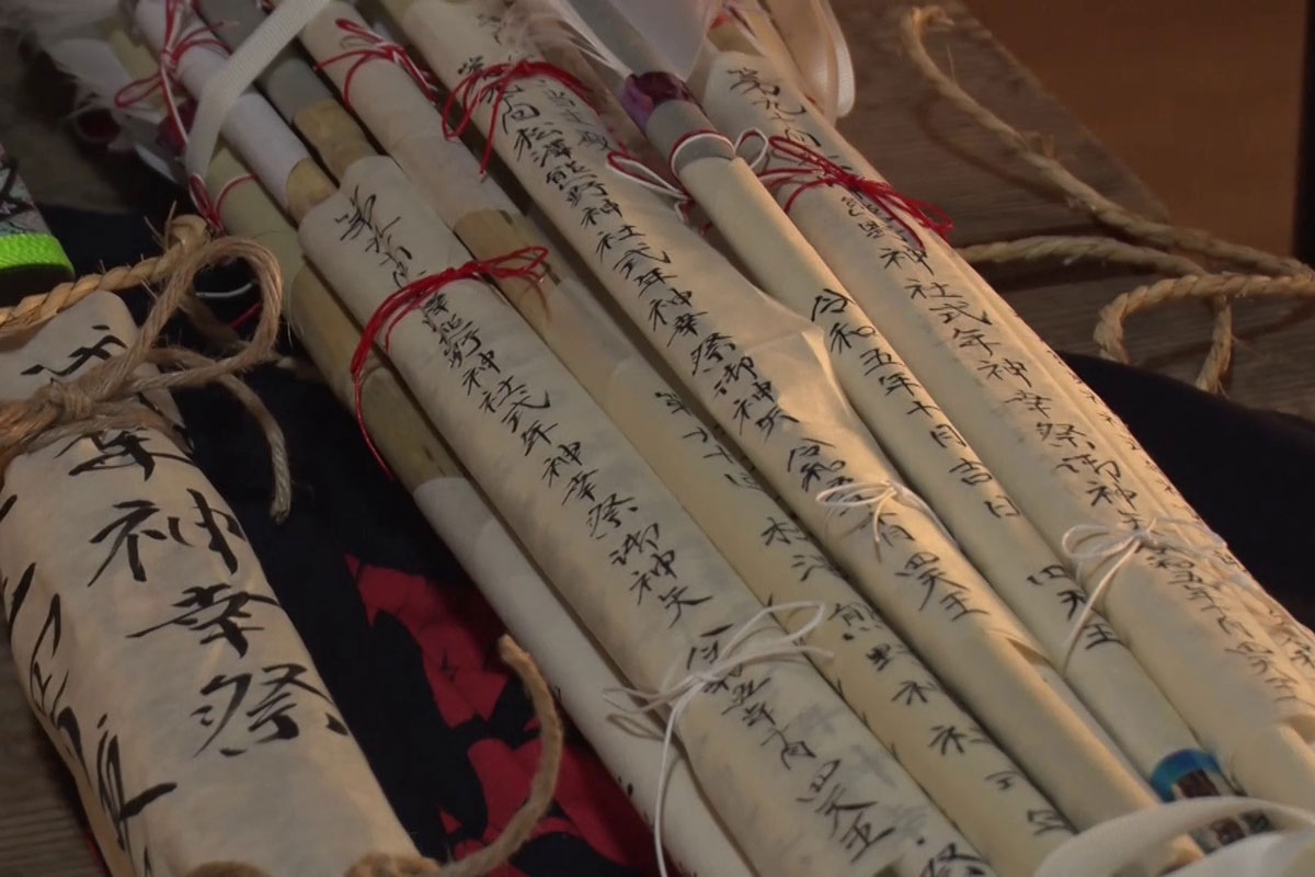 神幸祭に先立って熊野神社に奉納され御神矢と弓③