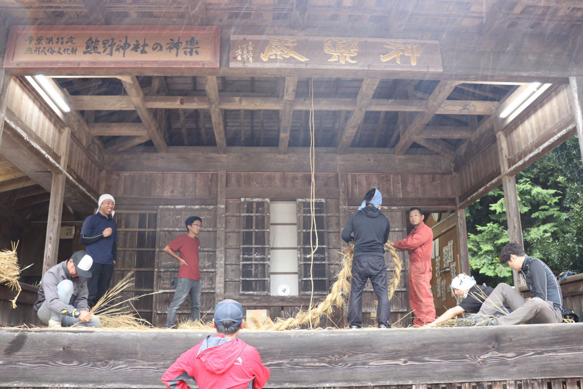 神楽殿で注連縄作り1829