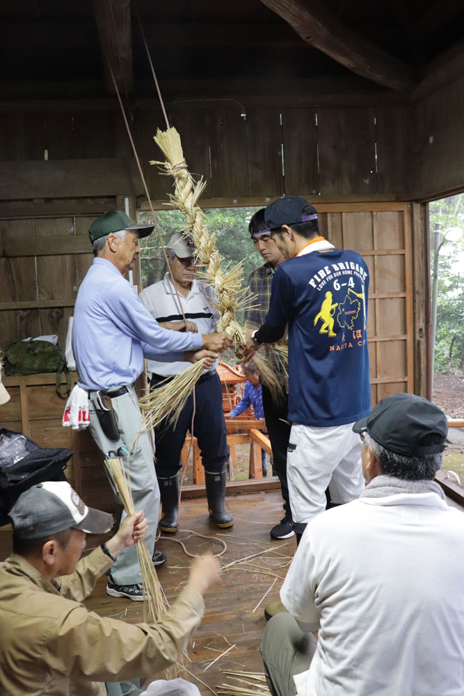 注連縄を作る
