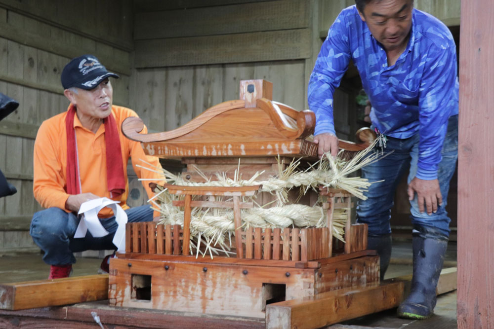 神輿に注連縄を巻く