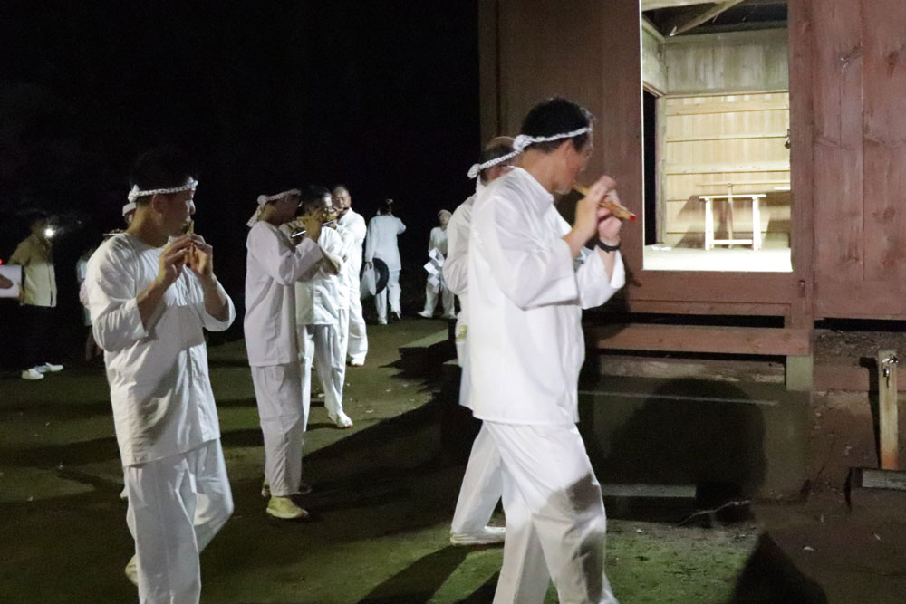 納めの曲を奏でる笛