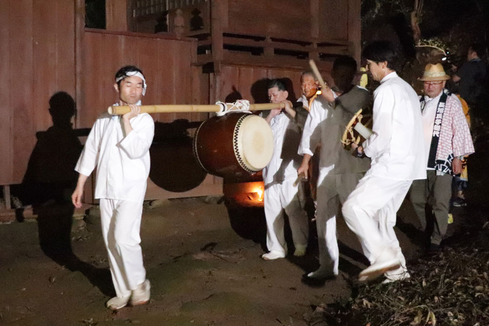 神輿を先導する太鼓