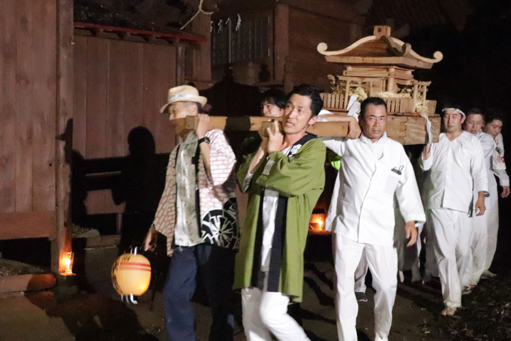 社殿を3周する神輿