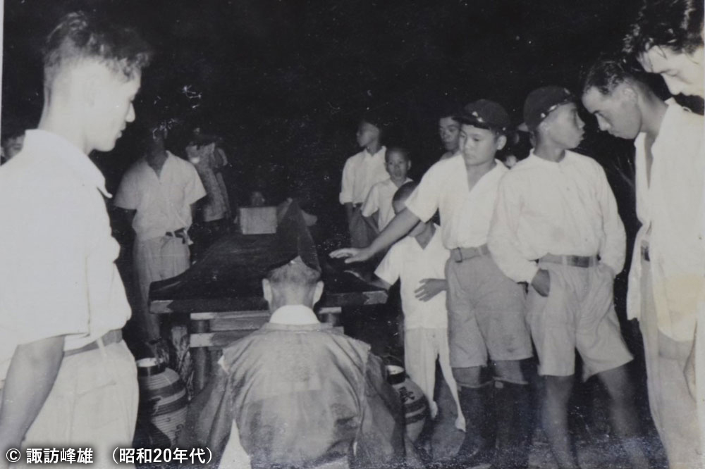 神官は座って祝詞をあげる