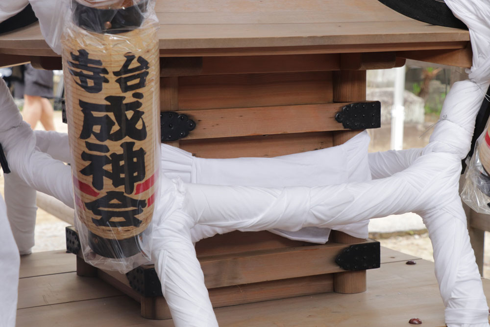 御霊を入れ胴を晒で巻く