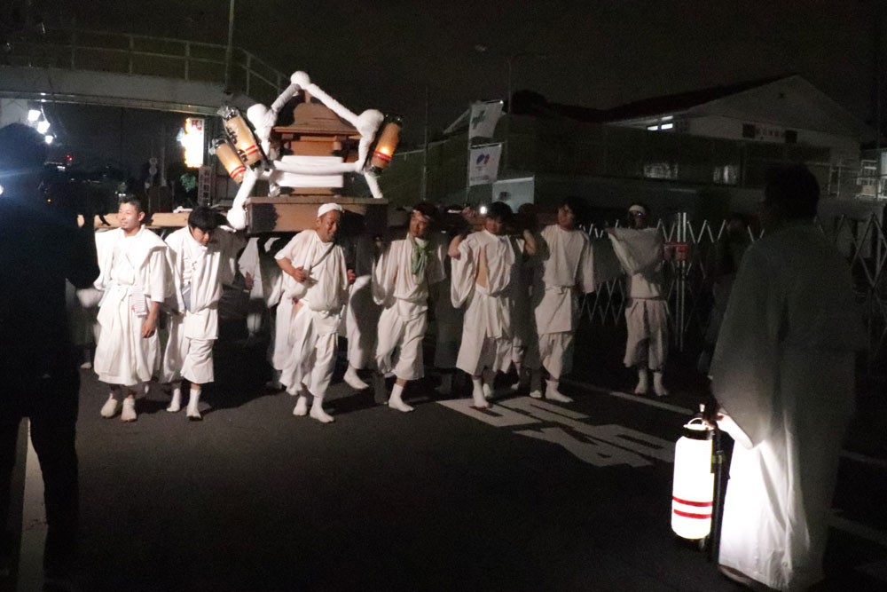 背中合わせで横向きに進む