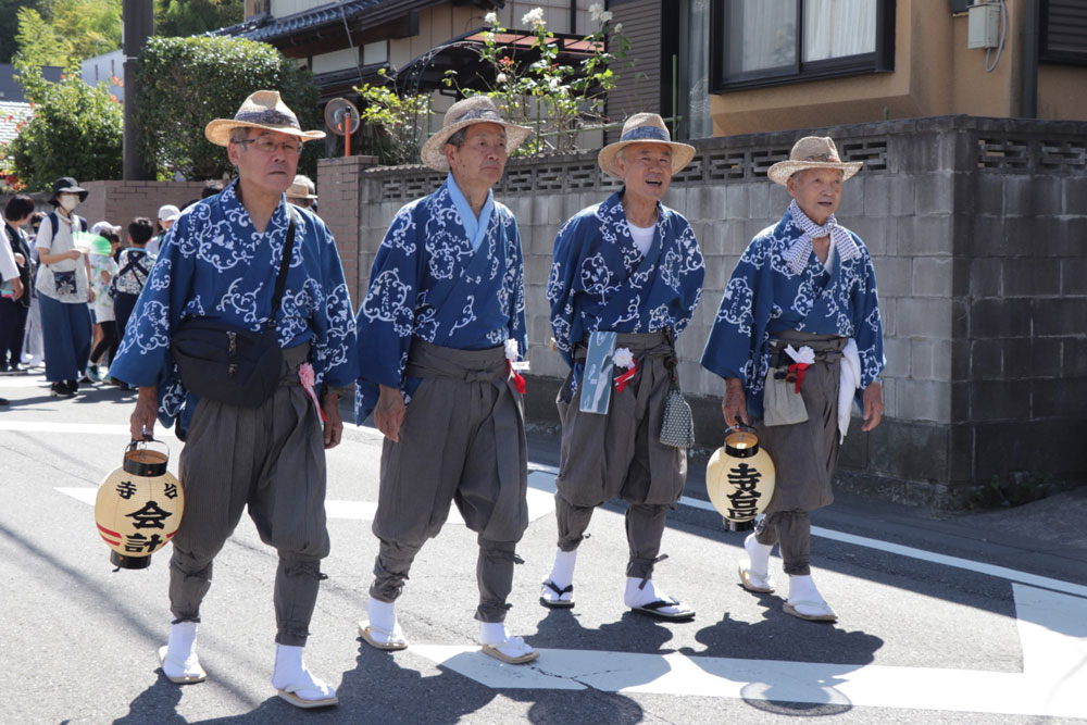 裁着姿にパナマ帽の役員