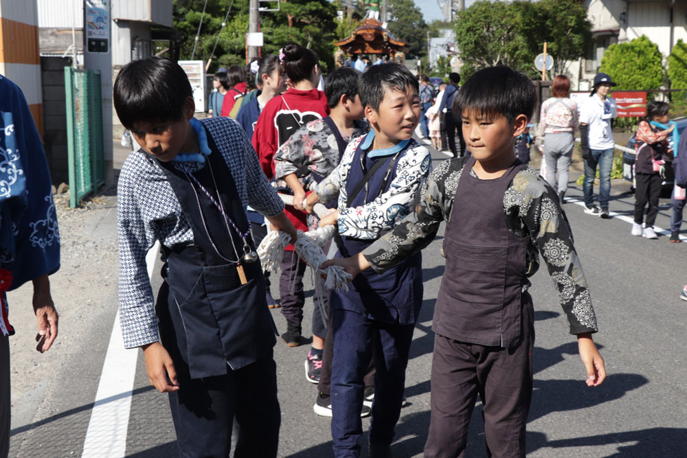 どんぶり姿の子どもたち
