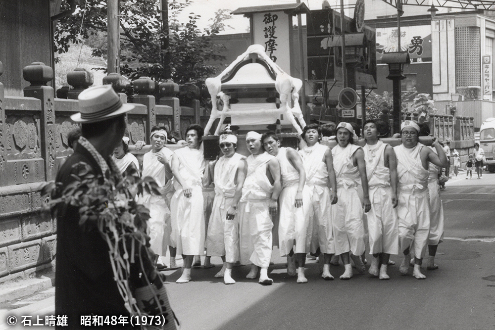 新勝寺前を渡御
