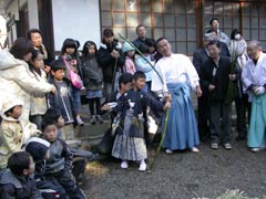 矢を射る「わかと」と呼ばれる子ども