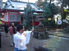 矢を射る神社総代