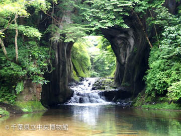 亀岩の洞窟と滝