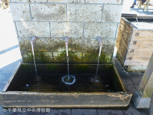 駅前の「水くみ広場」