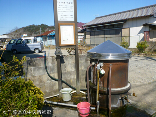 道路沿いの井戸