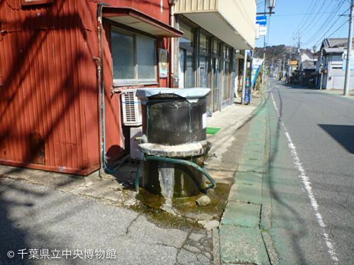 道路沿いの井戸