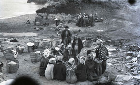 暖をとる海女たち