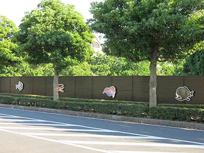 塀の上の深海生物