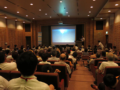 画像に見入る聴衆