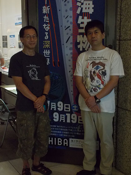 ご自身の作品の前で